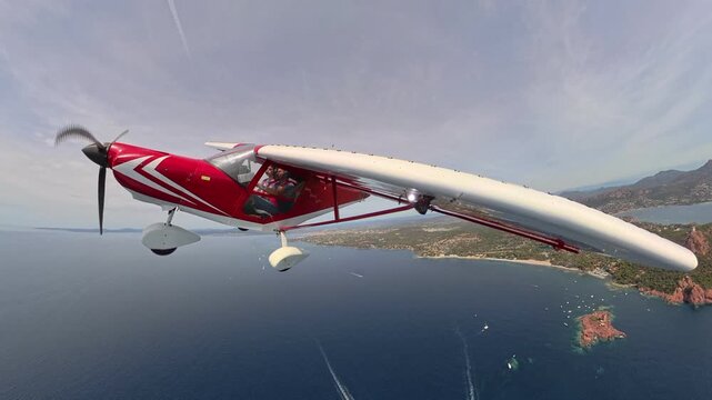 avion en vol au dessus de la c&ocirc;te d'azur en &eacute;t&eacute;