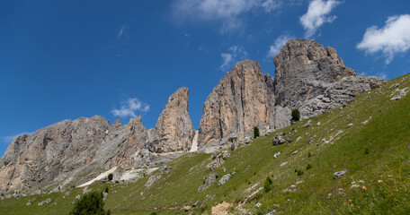 Il Sassolungo, nelle Dolomiti patrimonio Unesco, visto dal rifugio Pertini in Val di  Fassa, Trentino Alto Adige, Italia