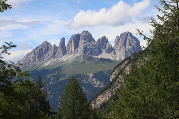 Le montagne del Sassolungo e Sassopiatto, Dolomiti, visti dalla Val Contrin in Val di  Fassa, Trentino Alto Adige,, Italia,