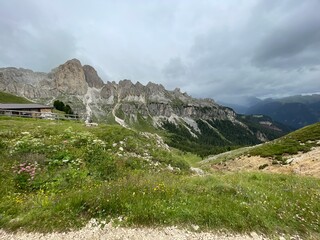 La splendida vista delle montagne del Catinaccio Rosengarten nelle Dolomiti in Val di Fassa vicino al rifugio Vael, Trentino Alto Adige, Italy