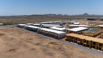 Obraz premium Aerial view of a construction site in a desert landscape.