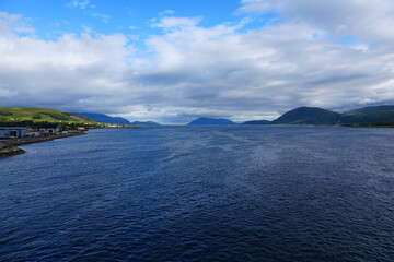 Blick von der Brücke in Sortland auf die wunderschöne Umgebung mit Bergen und Wasser