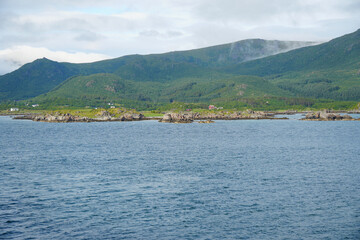 Die wunderschöne Landschaft der Lofoten in Norwegen vom Schiff aus fotografiert