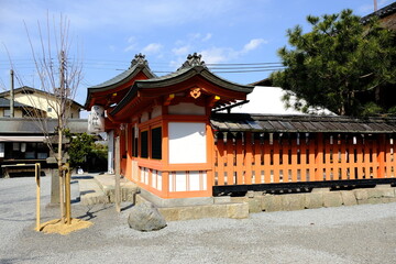 Obraz premium 京都、宇治神社、神社、鳥居、石燈籠、春、木造建築、木、綠色、青空、写真素材