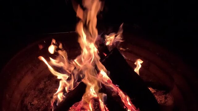 Campfire Flames in Firepit at Night &ndash; Cozy Outdoor Bonfire with Flickering Light, Real‑time video of a campfire burning in a firepit at night, featuring vivid flames, glowing embers, and a warm orange