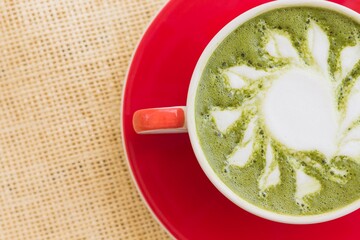 カップに入った抹茶ラテ