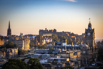 Fototapeta premium panoramic view from calton hill over old town of Edinburgh at sunset, Edinburgh Castle, Scotland, UK 