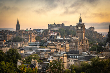 Fototapeta premium panoramic view from calton hill over old town of Edinburgh at sunset, Edinburgh Castle, Scotland, UK 