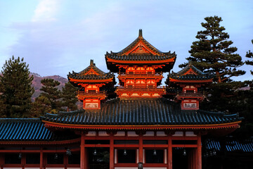 Fototapeta premium 日本、京都、平安神宮、神苑、桜、花、庭園、春、歷史名勝、綠色、風景、青空、春、写真素材 