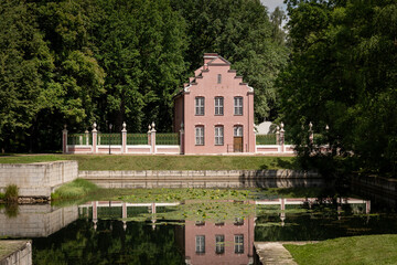 Obraz premium Historic Brick House with Reflective Pond View