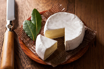 【カマンベールチーズ】白カビに覆われた表皮の下はトロリ濃厚でクリーミーな味わい。深いコクに口当たりの良さで人気のカマンベールチーズです。