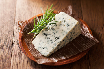 【ブルーチーズ】青カビを使って熟成させるブルーチーズです。枝からひと粒ひと粒ちぎりながらワインと楽しみます。