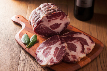 【コッパ】豚の首肉に香辛料を揉み込みケーシングで詰め熟成させたコッパ。噛むほどに広がる力強い旨味と豊かな風味で人気のイタリア食材。