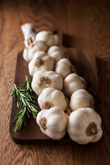 【ガーリックブレイド】半乾燥状態保存で吊るすために茎で三つ編み状にした大蒜です。