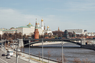 Obraz premium Scenic view of the Moscow Kremlin, the Grand Kremlin Palace, and the Moskva River under a clear spring sky. Moscow, Russia; 2023. 