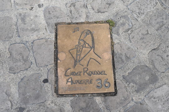 Bronze scell&eacute;e dans le sol, &agrave; l&eacute;ffigie du Cadet Roussel, marquant une &eacute;tape d'un circuit de d&eacute;couverte du patrimoine de la ville d'Auxerre.