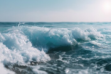 Naklejka premium Crashing ocean waves under clear blue sky