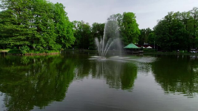 Fountain in park with greenery sorrounding 4K