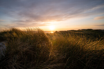 Sonnenuntergang an der Nordsee mit D&uuml;nenlandschaft