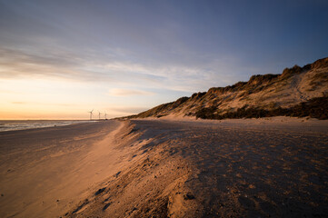 Sonnenuntergang an der Nordsee mit Dünenlandschaft