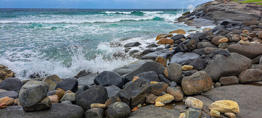 ondas batendo nas pedras em praia de Florianópolis