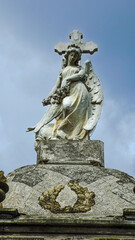 Ángel sobre mausoleo, cementerio Sara Braun, Punta Arenas