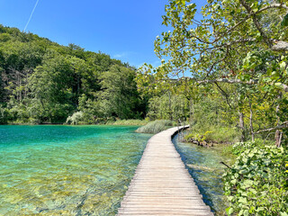 Obraz premium Boardwalk Over the Water on a Sunny Day in Plitvice Lakes National Park 
