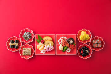 【おせち料理】新年をお祝いするお正月。食材ひとつひとつに健康や繁栄の願いが込められたおせち料理。車海老・くわい・椎茸・蓮根・京人参・鞠麩が入った海老と野菜のうま煮。数の子。昆布巻き。伊達巻。紅白蒲鉾。菊花かぶ。牛肉の紅白巻き。田作り。黒豆。いくら。栗きんとん。たたきごぼう。