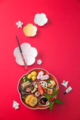 【おせち料理】新年をお祝いするお正月。食材ひとつひとつに健康や繁栄の願いが込められたおせち料理。車海老・くわい・椎茸・蓮根・京人参・鞠麩が入った海老と野菜のうま煮。数の子。昆布巻き。伊達巻。紅白蒲鉾。菊花かぶ。牛肉の紅白巻き。田作り。黒豆。いくら。栗きんとん。たたきごぼう。