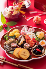 【おせち料理】新年をお祝いするお正月。食材ひとつひとつに健康や繁栄の願いが込められたおせち料理です。