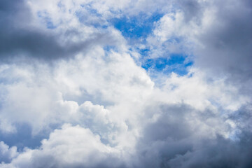 夏の雨上がりの雲が輝く07
