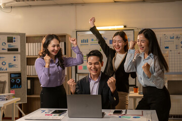 Obraz premium A group of people are celebrating in a room with a laptop on a table