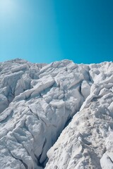 Fototapeta premium Bright Sun over White Rock Formations Under a Clear Blue Sky
