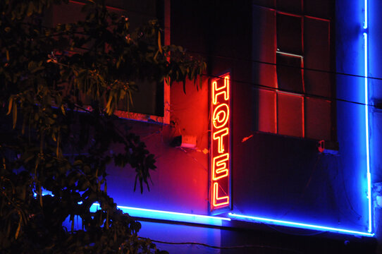 Hotel a noite com placa de neon