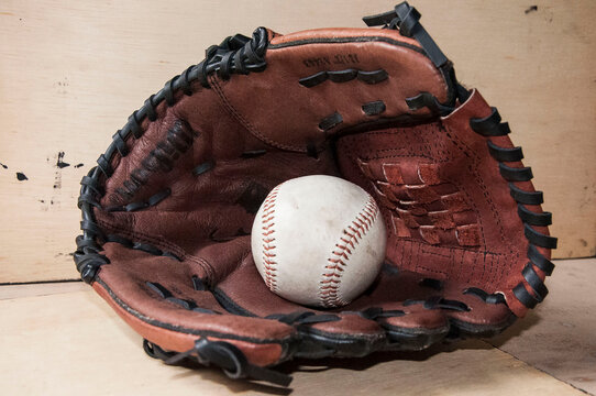Luva e bola de basebol