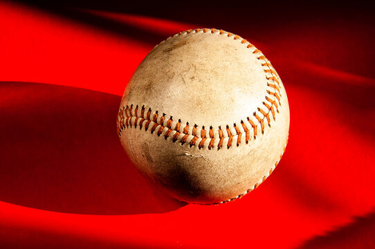 bola de basebol em fundo vermelho