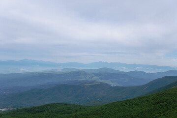 Fototapeta premium 日本：茶臼山／茶臼山展望台から見る眼下の山並み【北八ヶ岳】長野県茅野市・8月