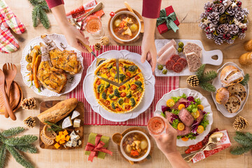【カジュアルに楽しむクリスマスの食卓】二人で楽しむクリスマス。ローストチキン・ブロッコリーのキッシュ・ローストビーフのサラダ・ミネステローネ・チーズ・オードブル。カジュアルなディナー風景。