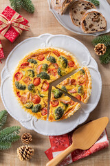 【トマトとブロッコリーのキッシュ】トマトとブロッコリーの彩り豊かなキッシュです。クリスマスのテーブルを賑やかにする一品です。