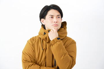ダウンジャケットを着た男性　考える　白背景