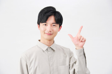 男性　チェックサイン　20代　白背景