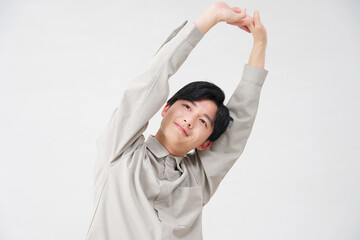 男性　伸び　20代　白背景