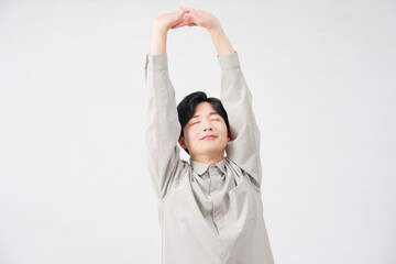 男性　伸び　20代　白背景