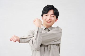 男性　腕のストレッチ　20代　白背景