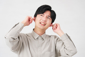 男性　耳を塞ぐ　20代　白背景
