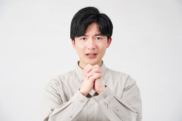 男性　懇願　20代　白背景　カメラ目線