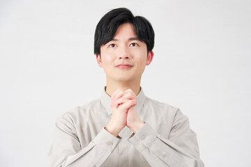 祈る男性　20代　白背景