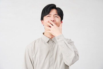 男性　あくび　20代　白背景