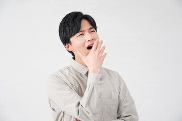 男性　あくび　20代　白背景