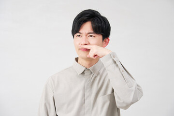 男性　鼻炎　20代　白背景